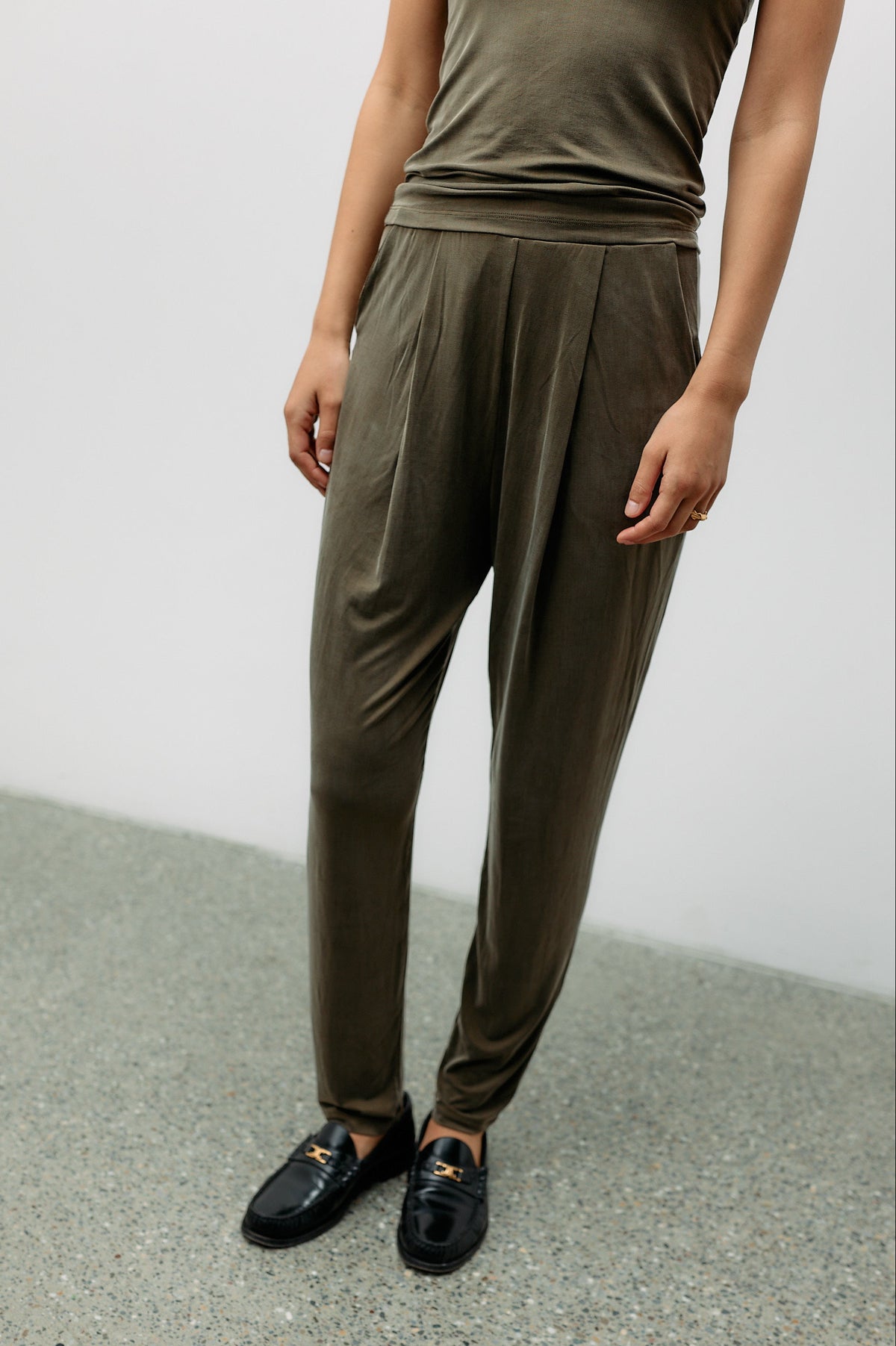 Cupro Lounge Jogger - dusty olive