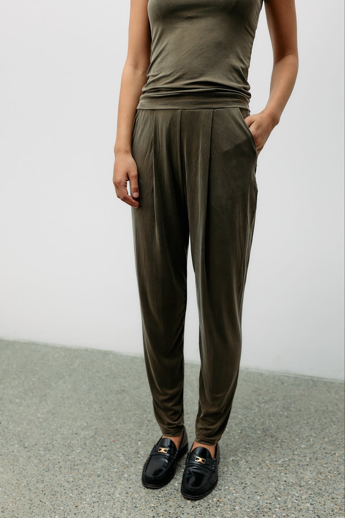 Cupro Lounge Jogger - dusty olive