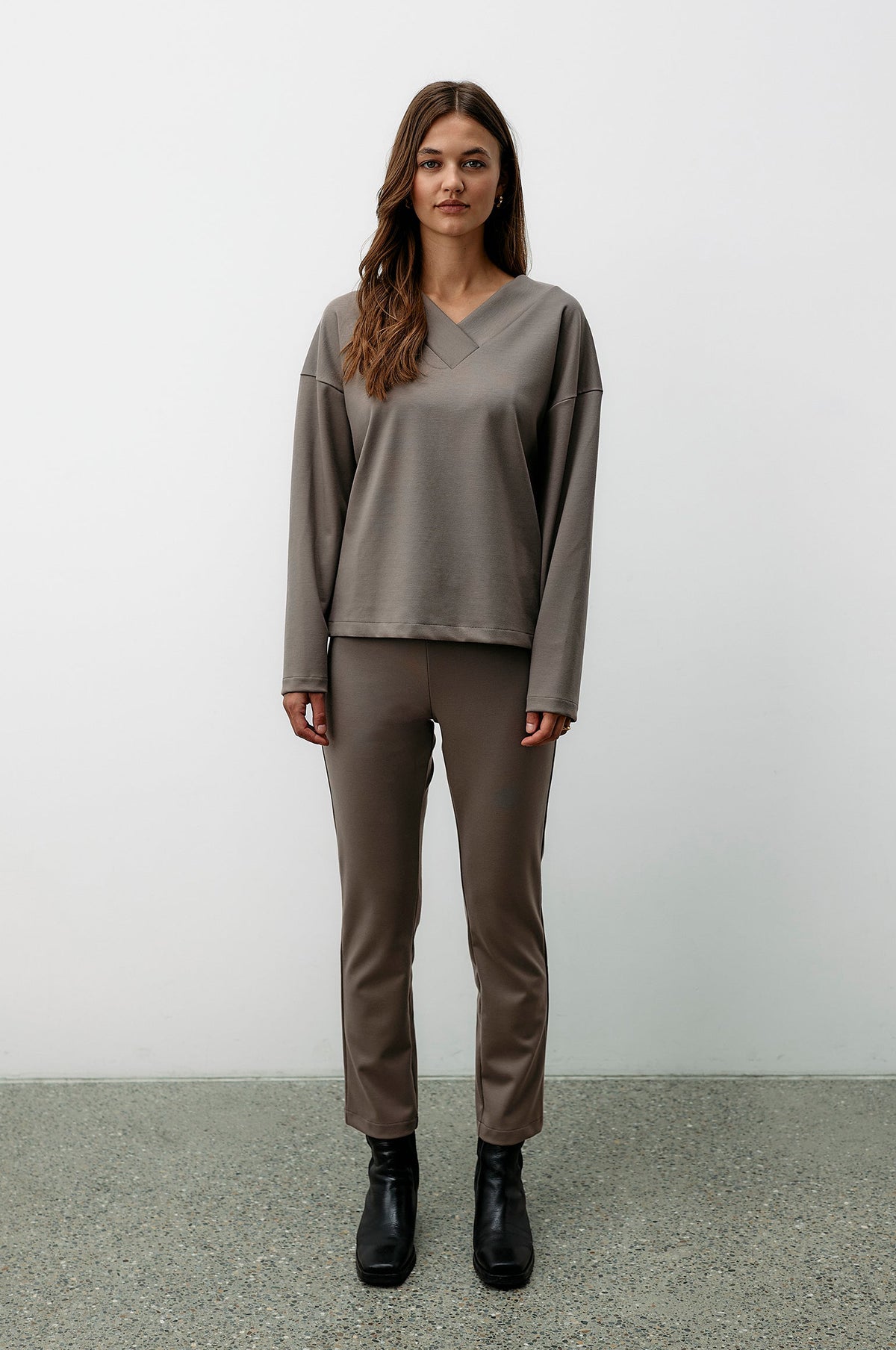 Transformation V-Neck - cinder taupe