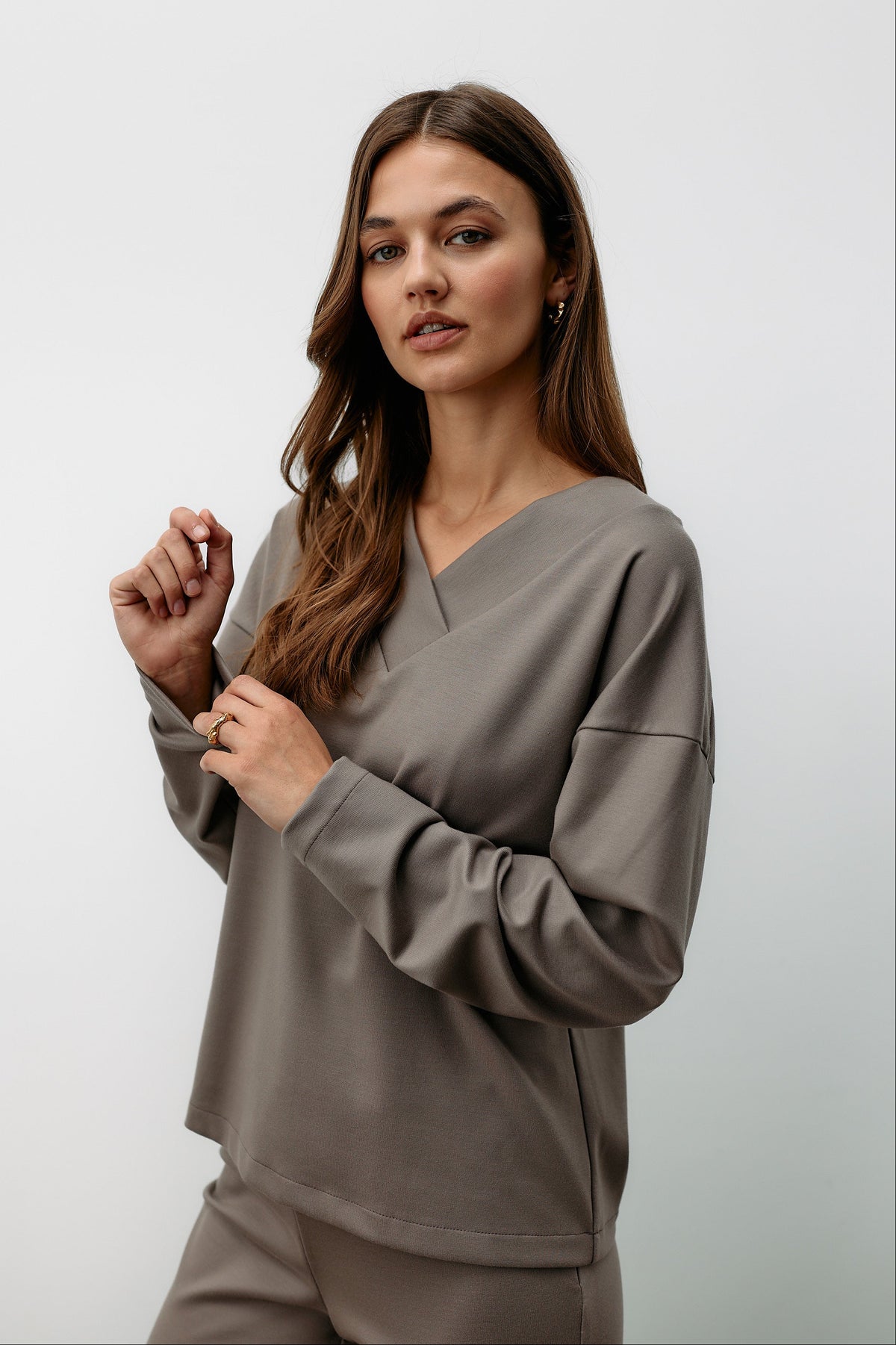 Transformation V-Neck - cinder taupe