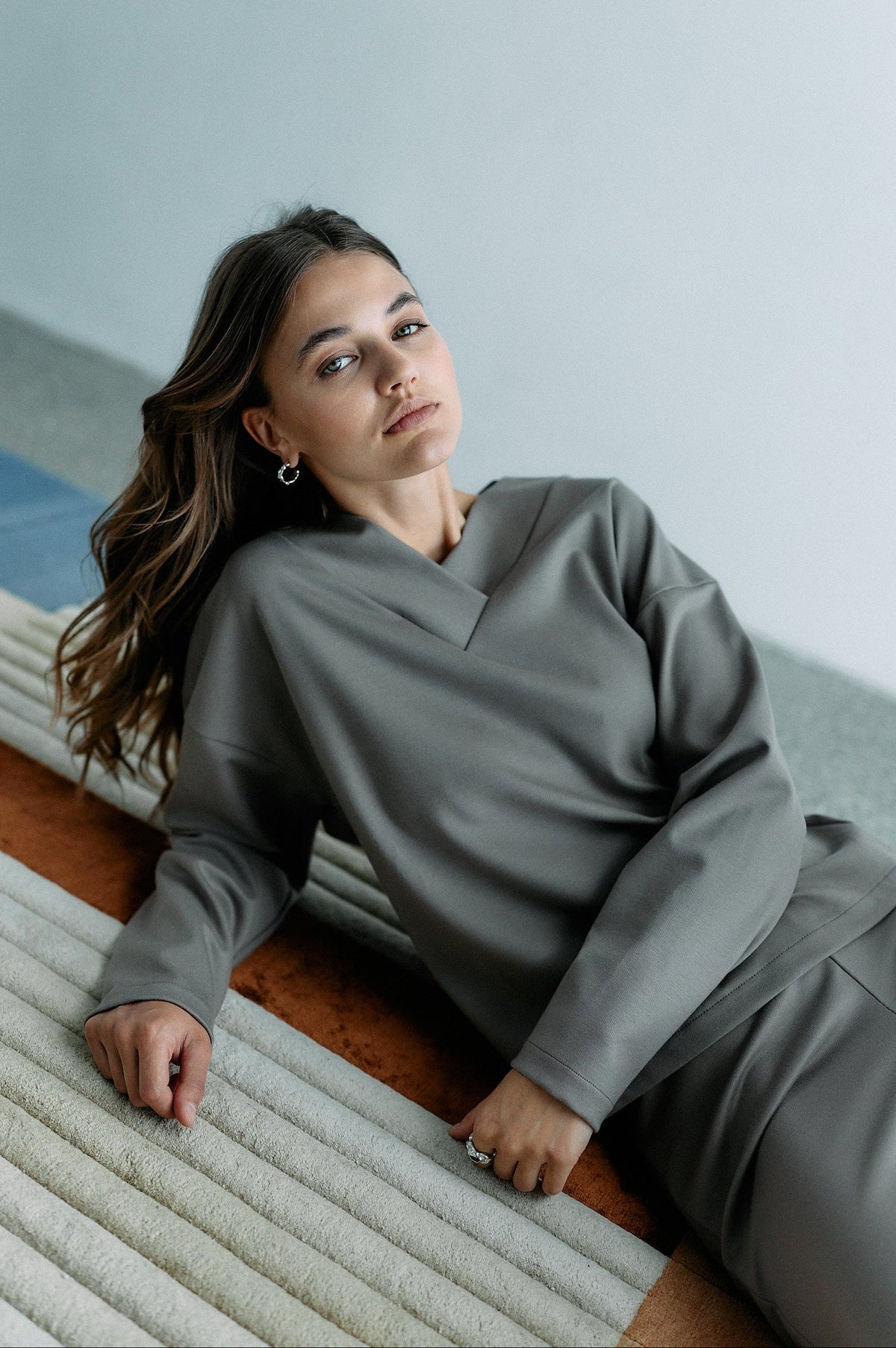 Transformation V-Neck - cinder taupe